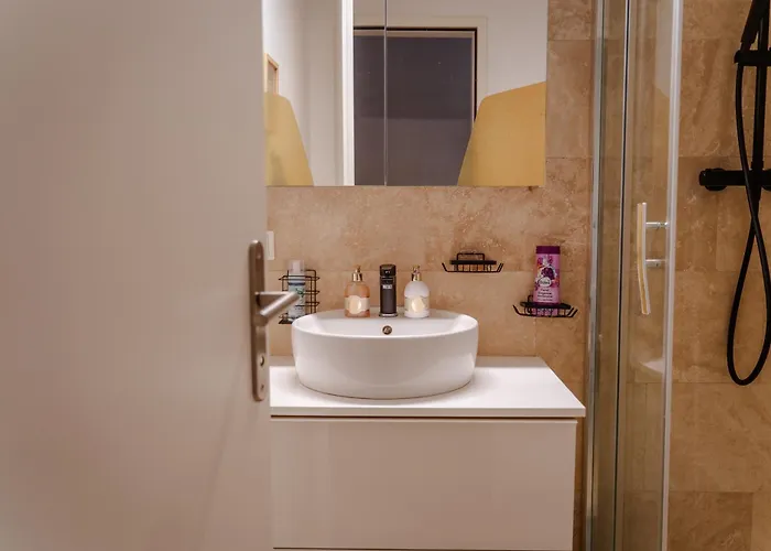 Modern Living - Free Parking & Self Check-in